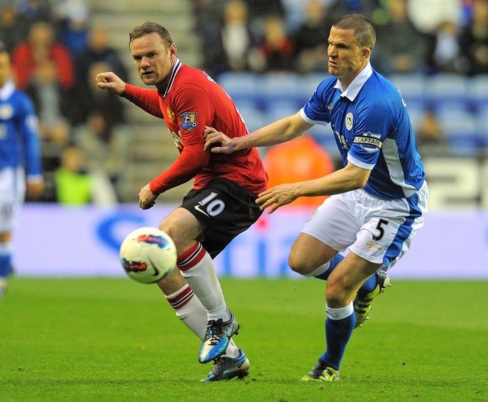 Lúc này, HLV Alex Ferguson buộc phải rút Rooney và Chicharito ra khỏi sân vì cả hai đã chơi dưới sức.